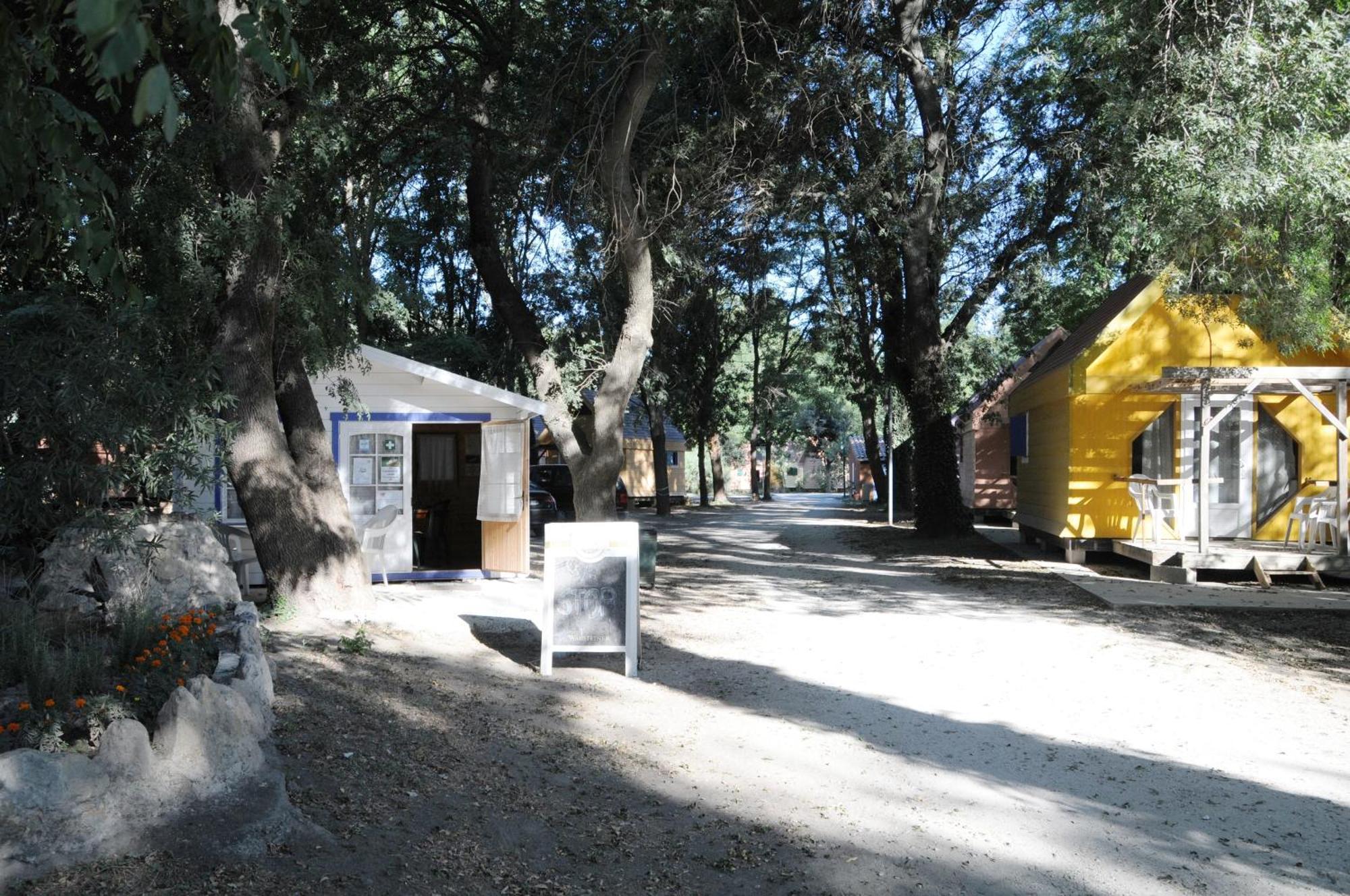 Camping Paradis Bellerive Montfrin Zewnętrze zdjęcie